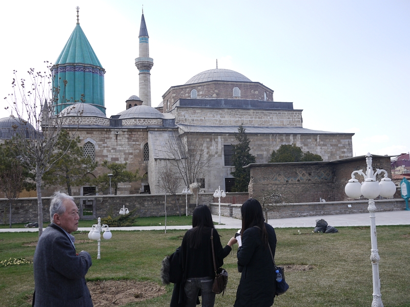 2012年4月、トルコの古都コンヤのメブラーナ博物館前で
